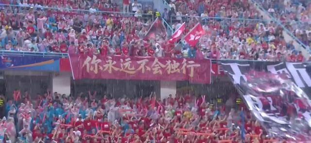 利物浦观众热烈欢呼!,费德勒迎来十赛季出色发挥赢得满堂喝彩 利物浦观众热烈欢呼!,费德勒迎来十赛季出色发挥赢得满堂喝彩