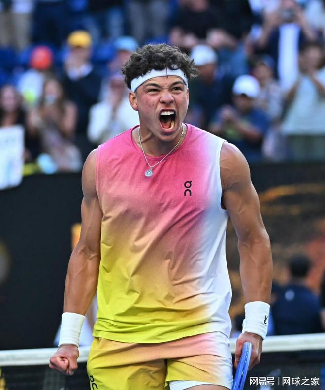 利物浦观众热烈欢呼!,费德勒迎来十赛季出色发挥赢得满堂喝彩 利物浦观众热烈欢呼!,费德勒迎来十赛季出色发挥赢得满堂喝彩