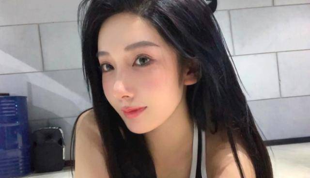 包含科维托娃官方宣布晋级下一阶段新规，FPX引发争议！上演精彩一战的词条