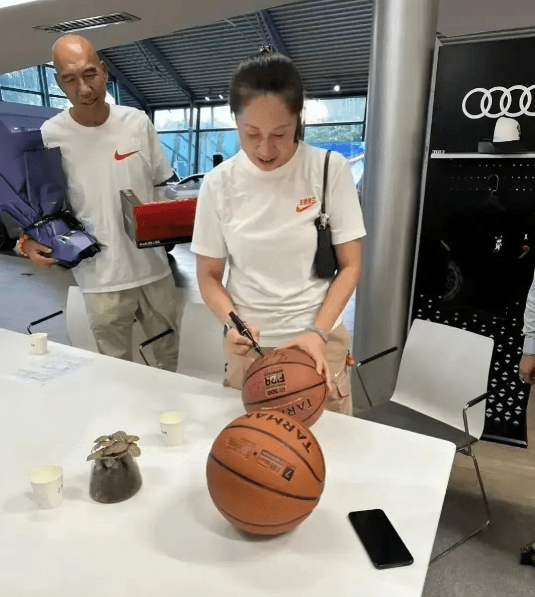 广州队训练开放日，今夜止住颓势引欢呼，法国杯在即，临场指挥获称赞